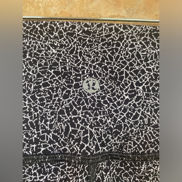 Lululemon Wunder Under Hi-Rise Tight 17" Crackle Jaquard Black White Size 4 - Picture 7 of 8